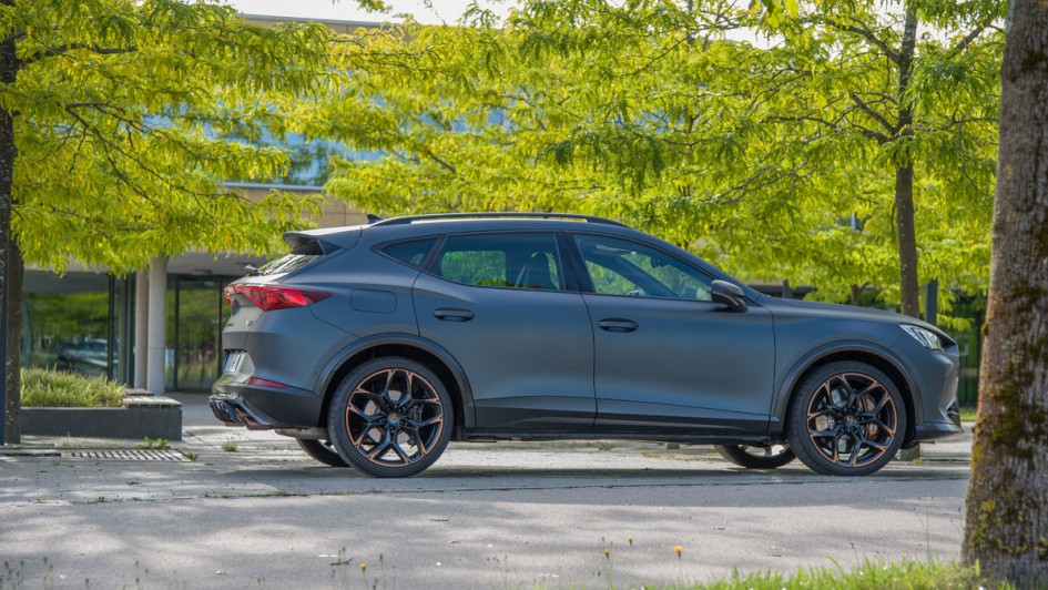 Cupra Formentor VZ5 Foto von der Seite aufgenommen, SUV steht unter Bäumen mit grünen Blättern