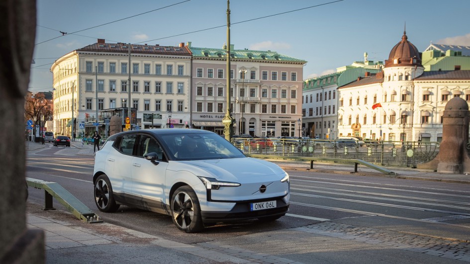 Volvo EX30 in Göteborg fahrend