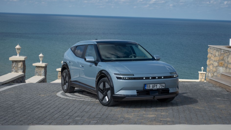 Hyundai Ioniq 3 von vorn vor Meer fotografiert