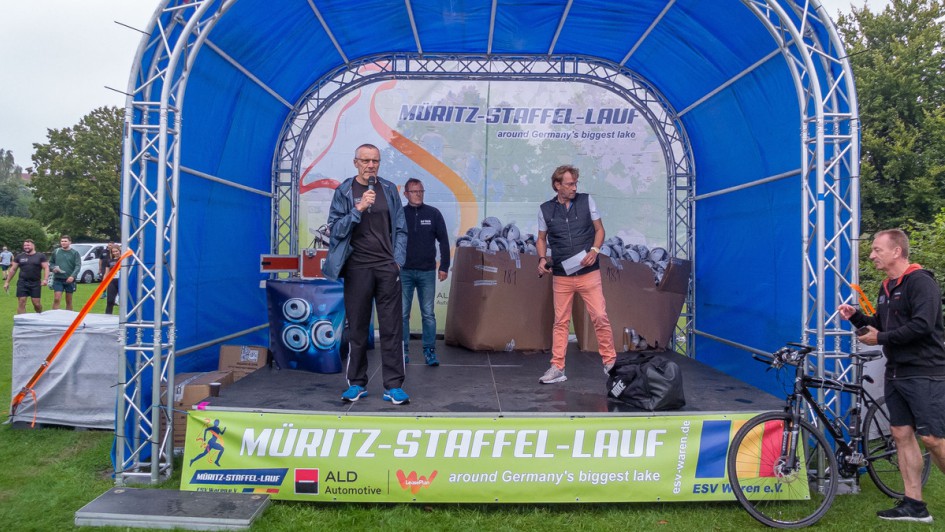 Mobile Bühne im Volksbad Waren an der Müritz vor dem Start des Run For Charity und des Müritzlaufs