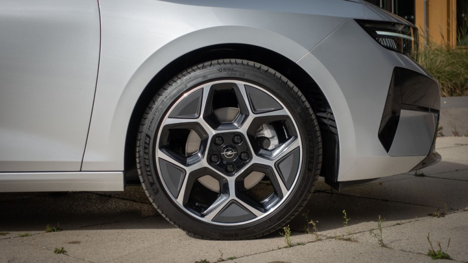 18-Zoll-Alurad am Opel Astra ST Ultimate