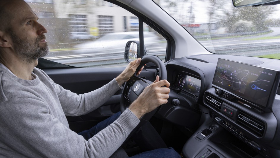 Opel Combo Electric (2024) fahrend Foto von innen aufgenommen mit Fahrer am Steuer