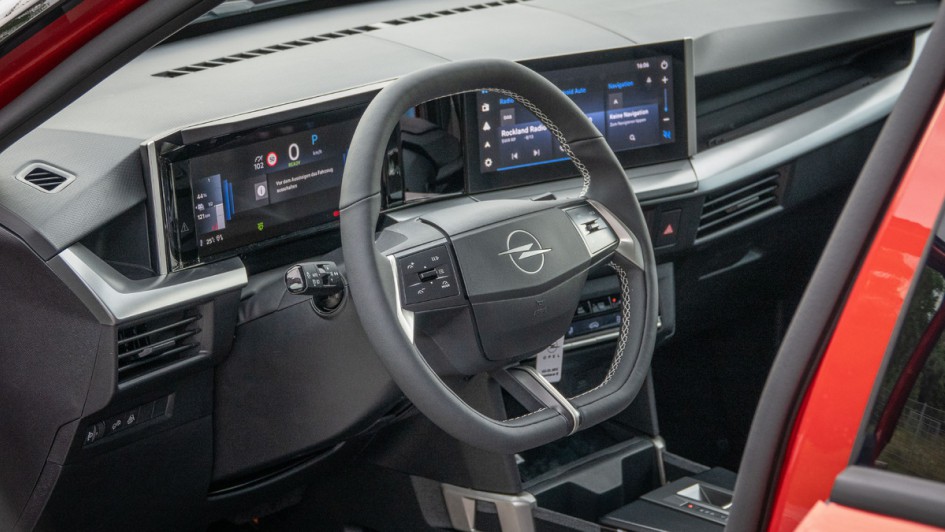 Cockpitfoto des Opel Frontera Electric durch die Fahrertür aufgenommen