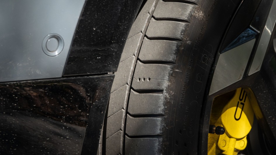 Detailfoto vom Reifen und der Bremsenplage des Opel Mokka GSE