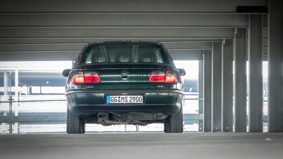 Heckansicht des Opel Omega Baujahr 1996 in einer Garage
