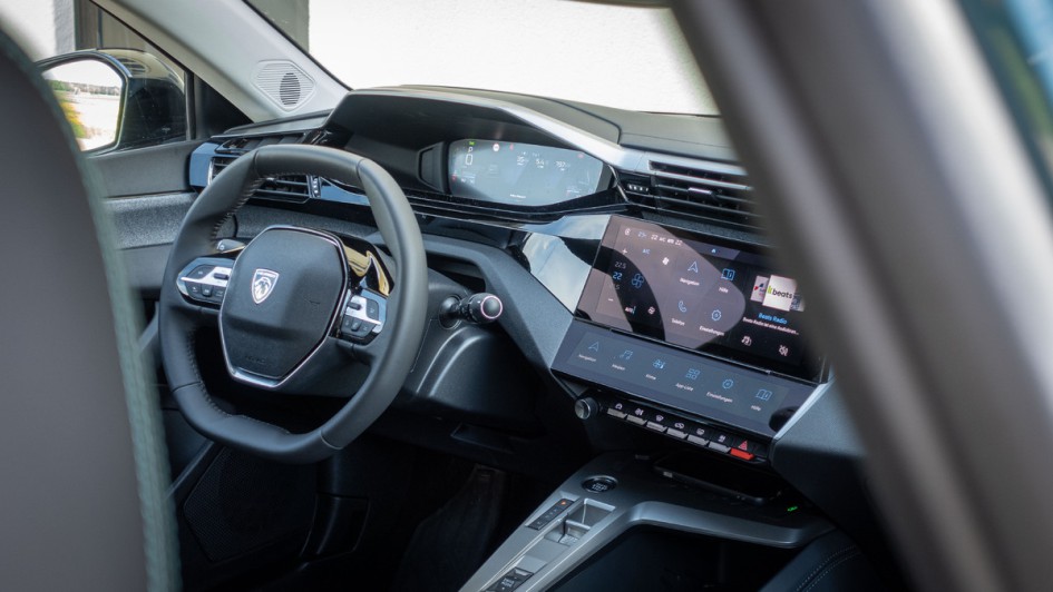 Peugeot 308 SW 1.5d Cockpitfoto mit bewusst erzeugter Unschärfe im Vordergrund