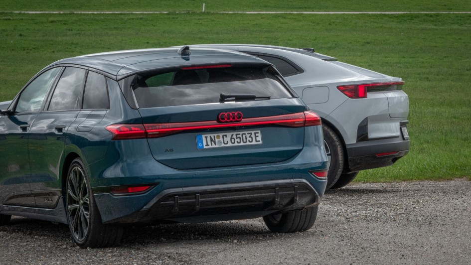 Heckansicht des Audi A6 Avant e-tron mit beleuchteten Audi-Ringen