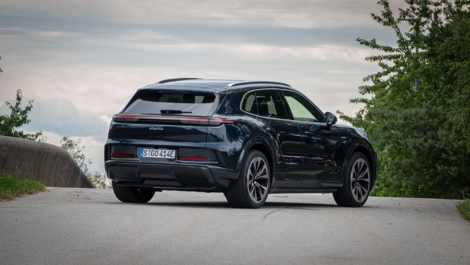 Porsche Cayenne Electric von schräg hinten fotografiert