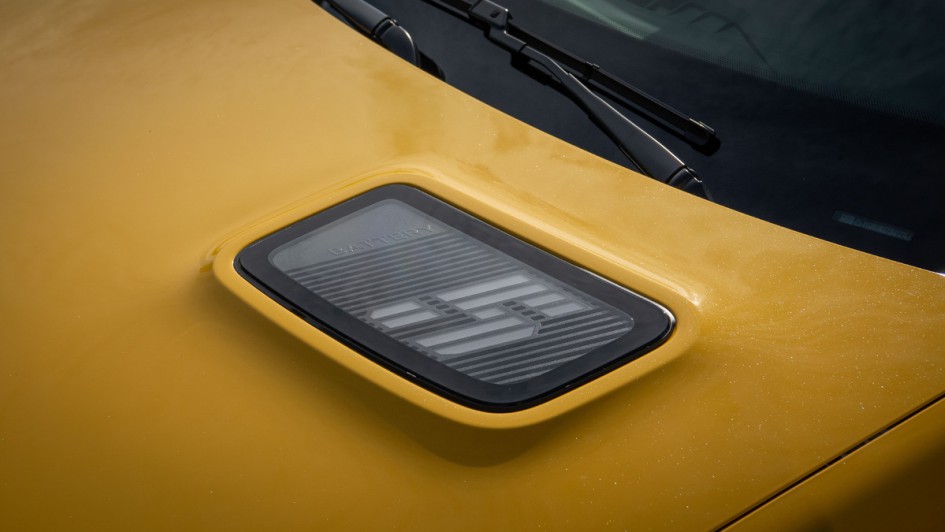 Ladestandanzeige in Form einer illuminierten LED-Fläche auf der Motorhaube, die in Gestalt einer 5 (Ziffer) ausgeführt wurde