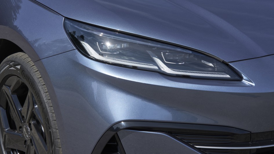 Scheinwerfer im Detail des BYD Seal 6 Touring