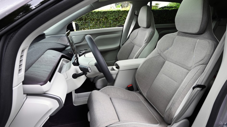 Vordersitz im Volvo EX60 mit grauem Leder fotografiert