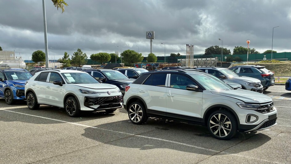 Alter und neuer VW T-Roc direkt hintereinanderstehend, beide in weiß lackiert