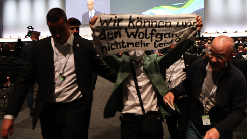 Aktivisten stören die VW-Hauptversammlung 2023