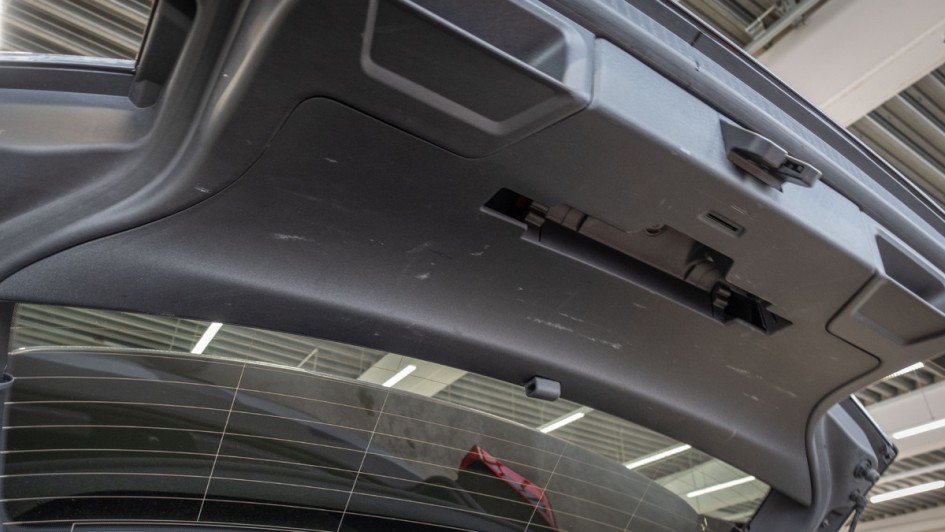 Schwachpunkt im Cupra Born: Das billige Plastik an der Innenseite der Kofferraumklappe.