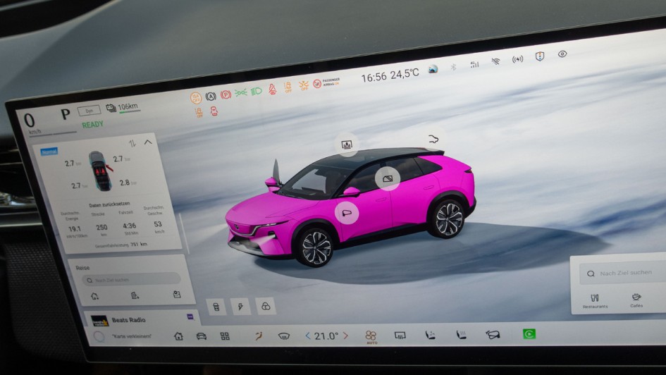 Individualisierung der Lackierung des Mazda CX-6e am Display