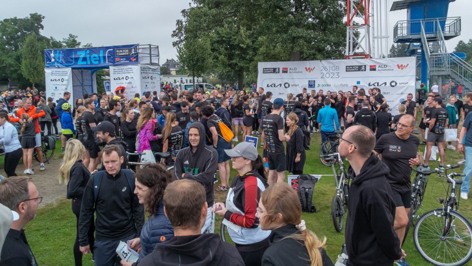 Läufer und Läuferinnen vor dem Start des ALD Run For Charity und des Müritz-Staffel-Laufs am Volksbad Waren