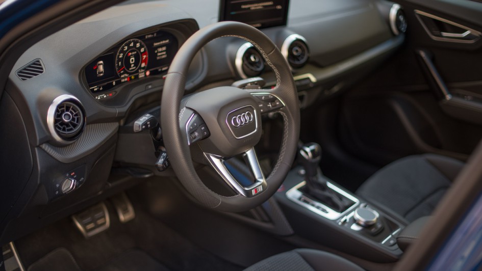Audi SQ2 Foto von der fahrertuer in den Innenraum mit Sicht auf Lenkrad und Tachoeinheit