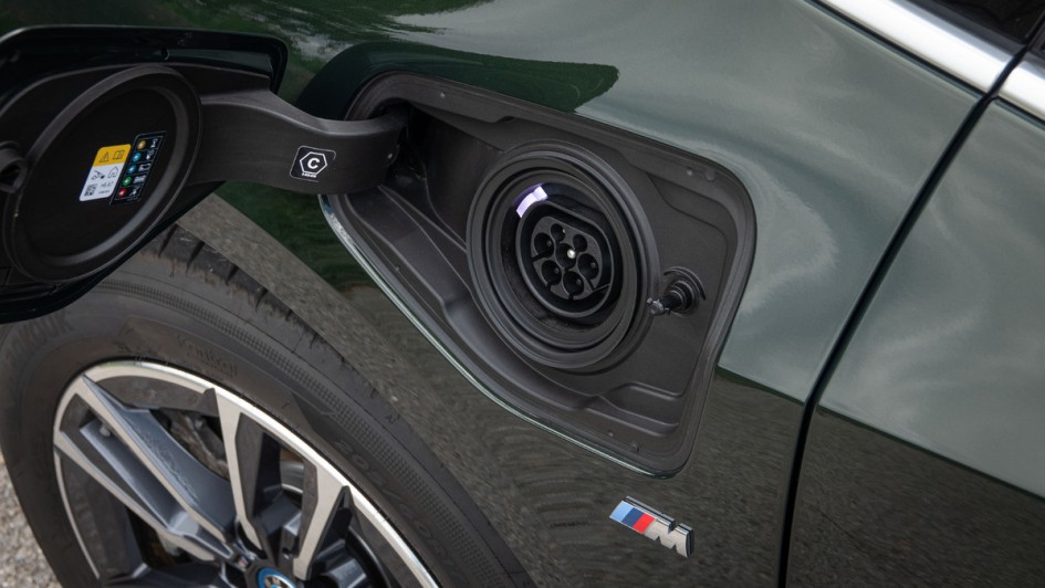 Der Ladeanschluss befindet sich etwas ungünstig auf der straßenzugewandten Seite. 11 kW können mittels gängigem AC-Anschluss ins Fahrzeug