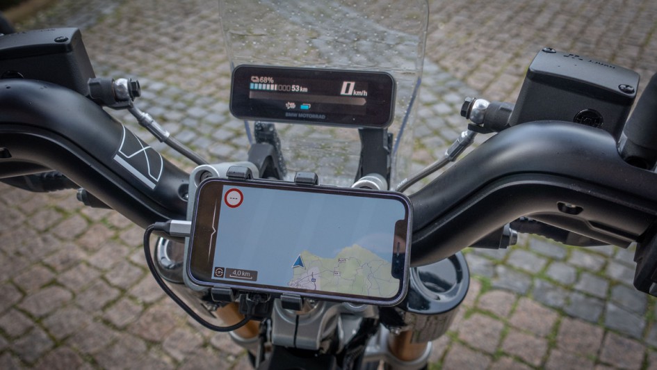 BMW CE 02 mit eingeklemmten Smartphone in der Halterung für die Nutzung des Navisystems