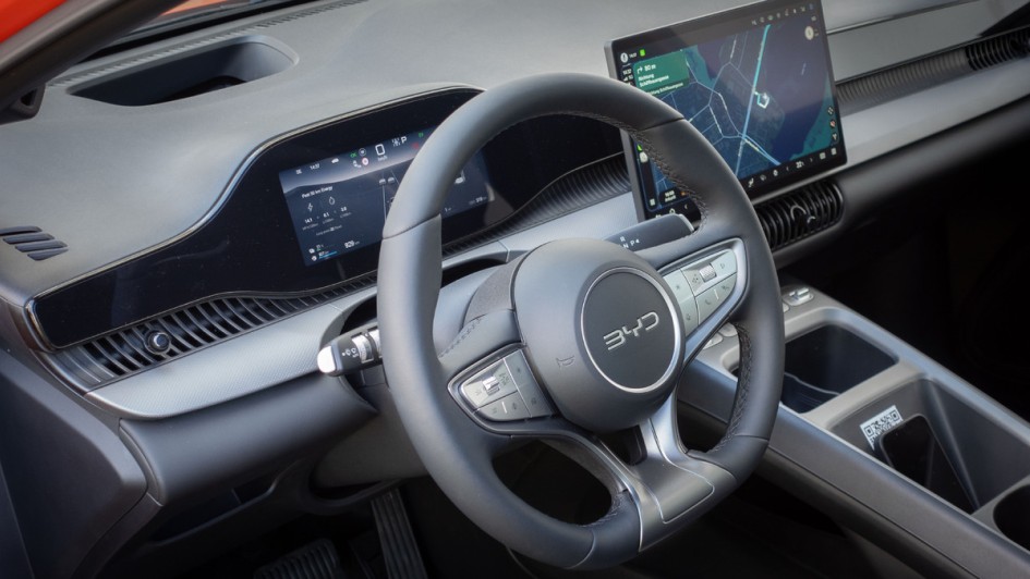 Foto durch die geöffnete Fahrertür aufs Lenkrad des BYD Dolphin G Plug-in-Hybrid