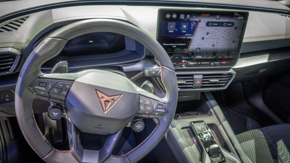 Lenkrad im Cupra Leon statische Präsentation in Madrid im April 2024