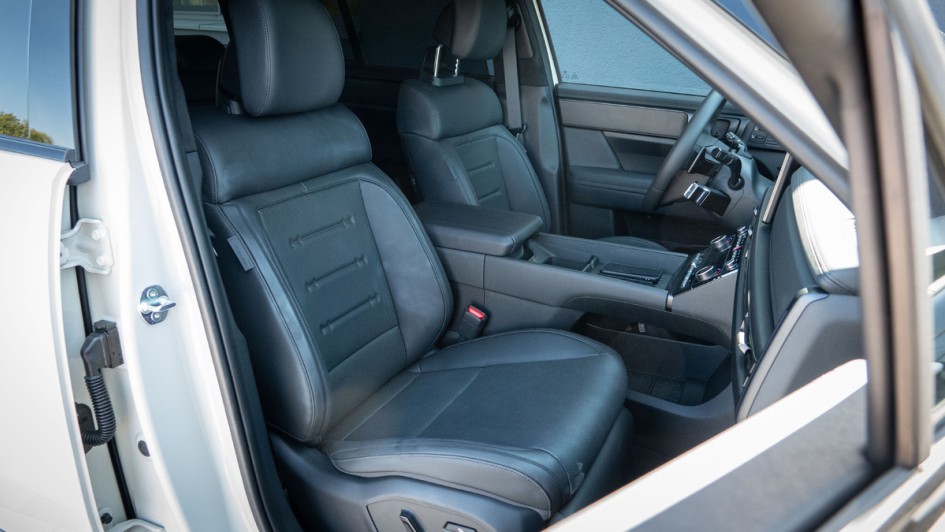 Vordersitze mit schwarzem Leder bespannt im Hyundai Santa Fe (2024) als Blackline