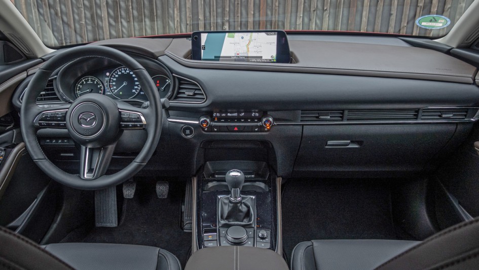 Gesamtansicht des Armaturenbretts des Mazda CX-30 e-SKYACTIV G 140 (2025)