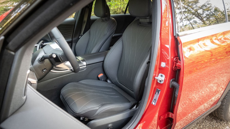 Mercedes C 220 d All Terrain in Patagonienrot Foto vom Fahrersitz, bespannt mit schwarzem Nappaleder