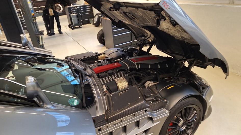 Boxenstopp: Ein SLR McLaren bekommt in der neuen Werkstatt gerade eine gründliche Inspektion