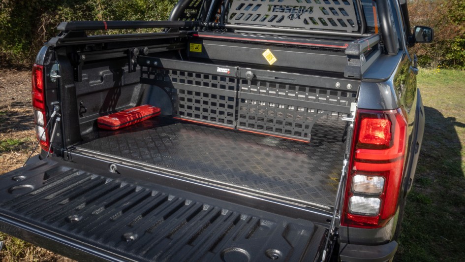 Foto vom L200 mit geöffneter Ladeklappe