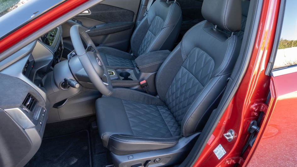 Vordersitz im Nissan Qashqai, bezogen mit schwarzem Leder