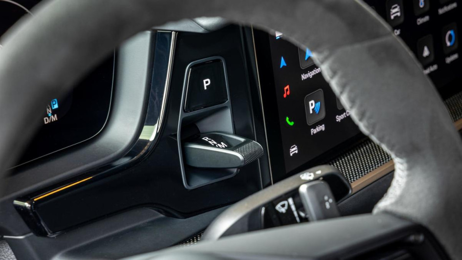 Porsche Cayenne S Coupé Foto vom Automatikwählhebel direkt neben dem Kombiinstrument