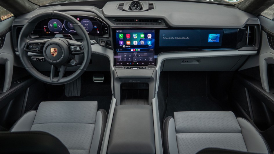 Foto des gesamten Armaturenbretts im Porsche Cayenne Electric mit Beifahrerdisplay