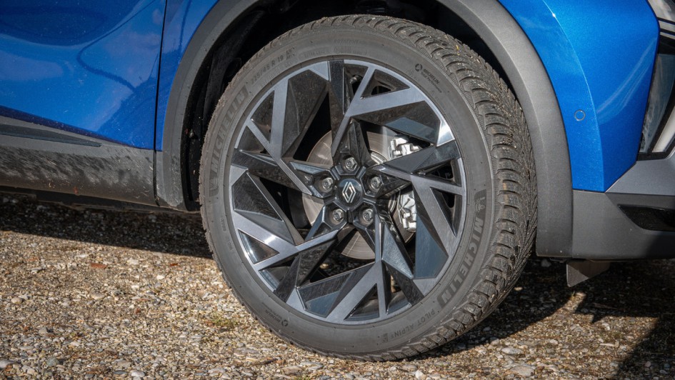19-Zoll-Felge mit Winterreifen im Detail am Renault Captur EDC 160 Esprit Alpine (2025)