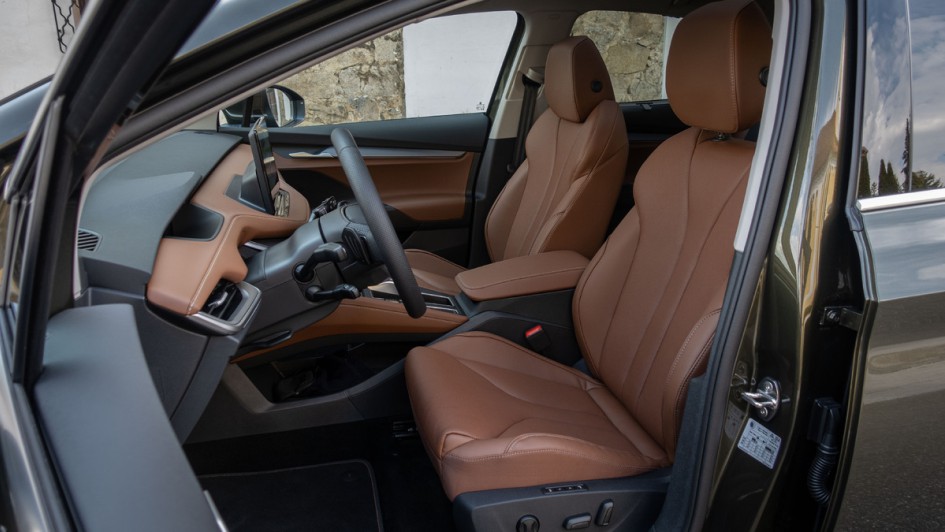 Vordersitze mit braunem Echtleder bezogen im Skoda Enyaq Facelift
