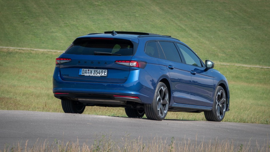 Aufnahme schräg von hinten vom Skoda Superb Combi in kräftigem Blau