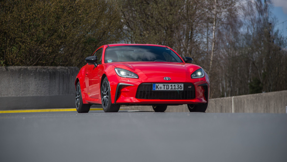Toyota GR86 in rot von vorn fotografiert mit LED-Scheinwerfern