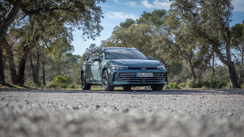 Blauer Passat Variant 2.0 TDI fotografiert von vorn