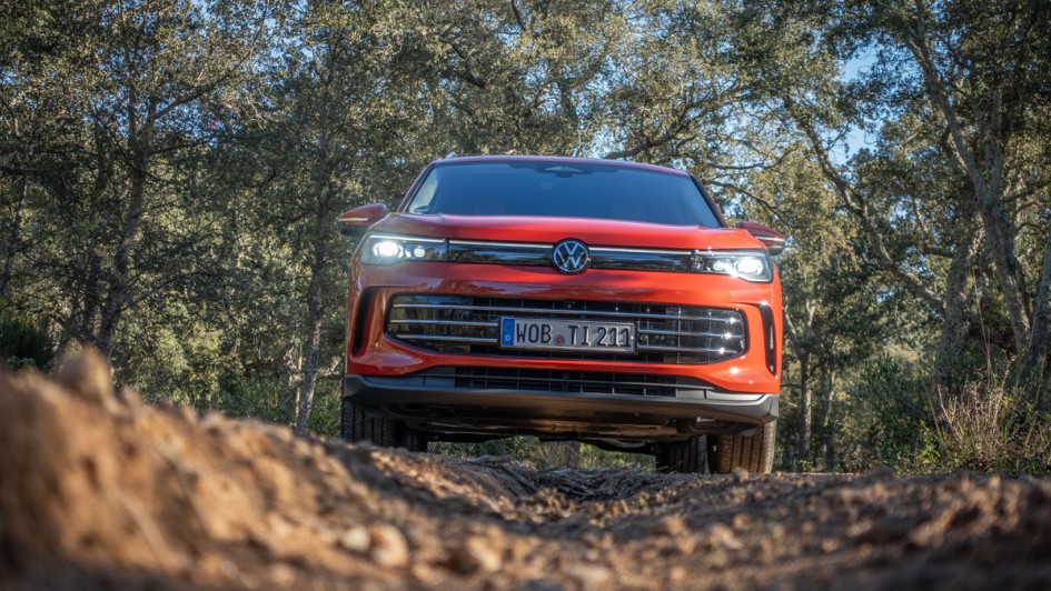 Tiefe Aufnahme in der ausgefahrenen Fahrrinne vom Tiguan 2024 von vorn