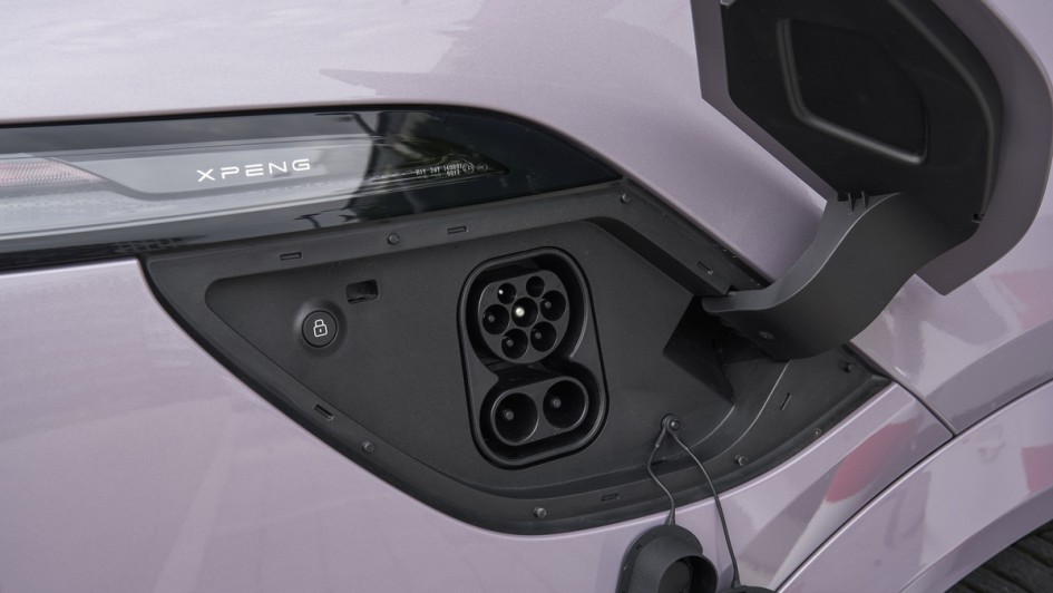 Ladeanschluss des Xpeng G6 im Detail fotografiert