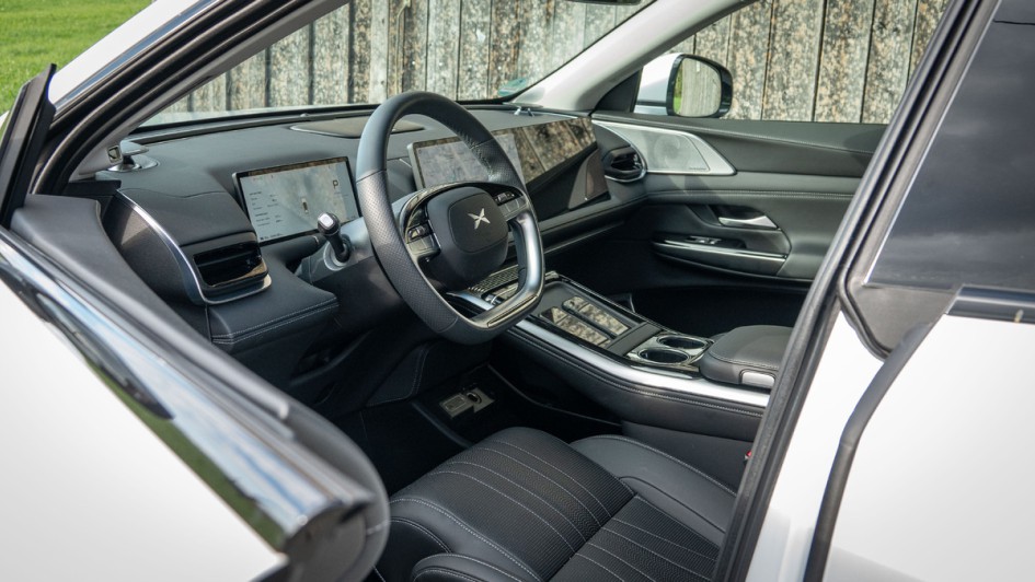 Foto des Xpeng-G9-Cockpits bei geöffneter Fahrertür und heruntergelassener Scheibe