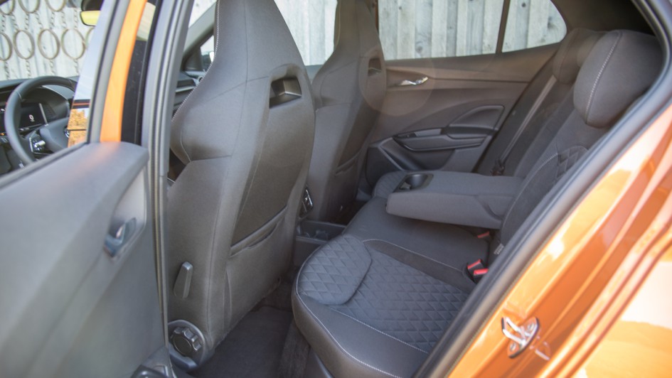 Skoda Fabia 1.5 TSI DSG Sitze hinten. Foto von außen durch geöffnete Tür