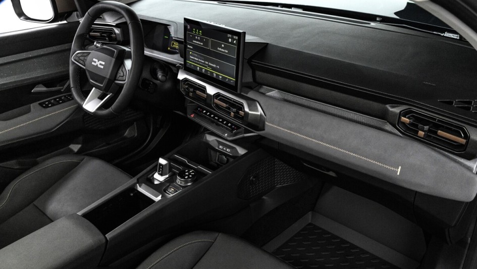 In der Mittelkonsole sitzt serienmäßig ein 10,1-Zoll-Touchdisplay, optional mit Navigationssystem, Echtzeit-Verkehrsinformationen und acht Jahren Updates.