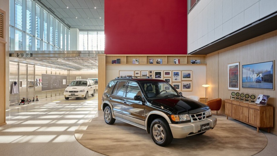 Vorsprung als Vorreiter – Der Kia Sportage zählte 1991 zu den Erfindern des SUV-Segments, hier gezeigt in der Kia-80th-Anniversary-Exhibition.