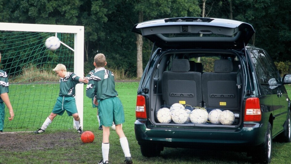 Preiswerte Alternative zu den Platzhirschen VW Sharan, Ford Galaxy und Renault Espace – Der Familenvan Kia Carnival kam 1998.