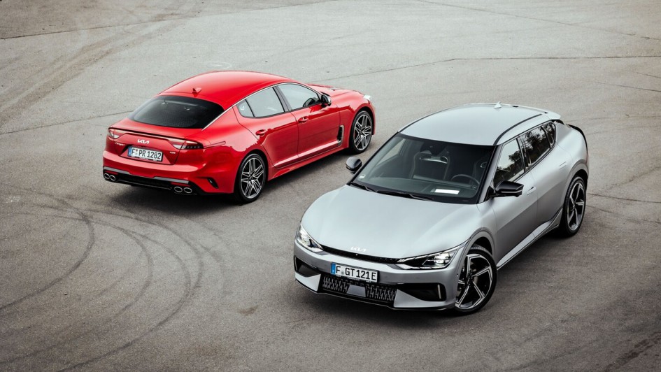 Erste Kopfverdreher made by Kia – Der Kia Stinger (links) faszinierte ab 2017 als rassiger Gran Turismo und der EV6 GT startete später als schneller Stromer.