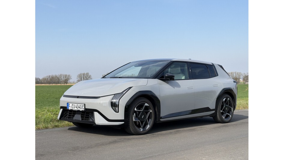 Kante zeigen gegen chinesisches SUV-Einerlei – Die Kia EV-Flotte (im Bild der EV4) fasziniert heute durch markantes Design und starke Ladetechnik.