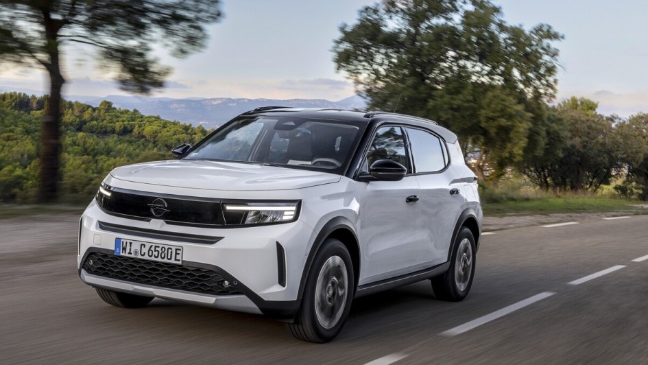 Der Opel Frontera ist mit knapp 4,40 Metern deutlich größer als der ähnlich teure VW.