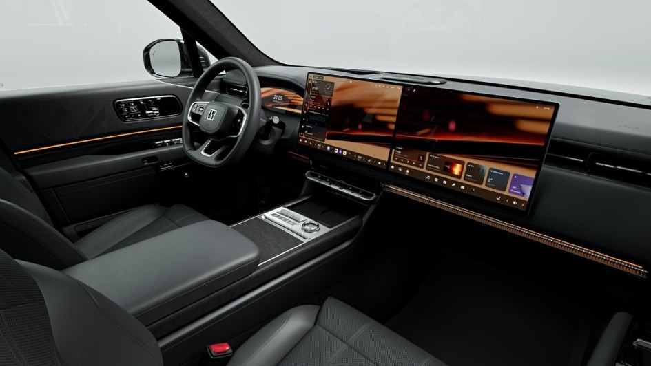 Das digitale Cockpit setzt auf großzügig dimensionierte Displayflächen.