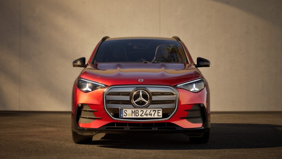 Das Elektroauto trägt ein geschlossenes Grillpanel in Rauchglasoptik mit 608 Leuchtpunkten.